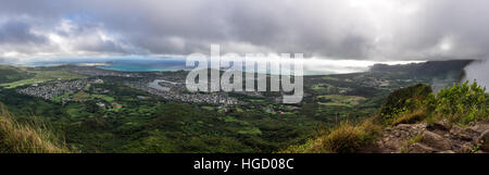 Immagine panoramica di Kaneohe e il Marine Corps base dalla parte superiore del sentiero Olomana noto anche come 3 picchi. Foto Stock