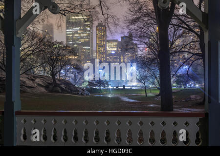 Wollman rink pattinaggio su ghiaccio a Central Park di New York City durante la notte. Foto Stock