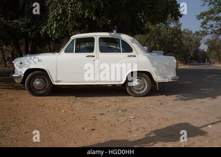 HYDERABAD, India - gennaio 07,2017 un ambasciatore bianco auto parcheggiata sotto un albero in Hyderabad, India Foto Stock