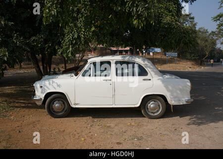 HYDERABAD, India - gennaio 07,2017 un ambasciatore bianco auto parcheggiata sotto un albero in Hyderabad, India Foto Stock