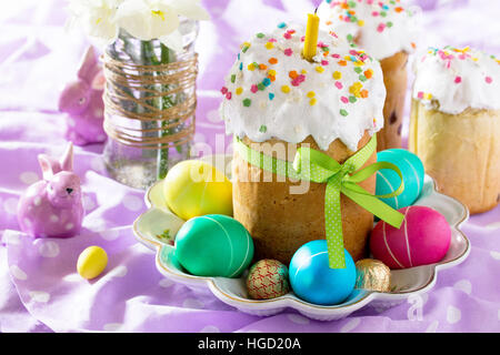 Sfondo di pasqua. La pasqua tradizionale considera: torte e colorate uova di pasqua. Foto Stock