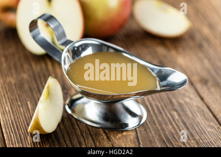 Porzione di fresche fatte di salsa di mele (messa a fuoco selettiva) su sfondo di legno Foto Stock