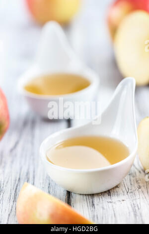 Porzione di fresche fatte di salsa di mele (messa a fuoco selettiva) su sfondo di legno Foto Stock