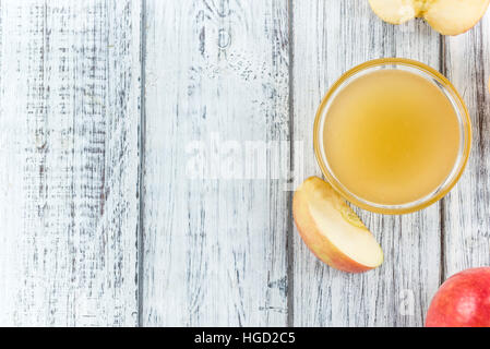 Porzione di fresche fatte di salsa di mele (messa a fuoco selettiva) su sfondo di legno Foto Stock