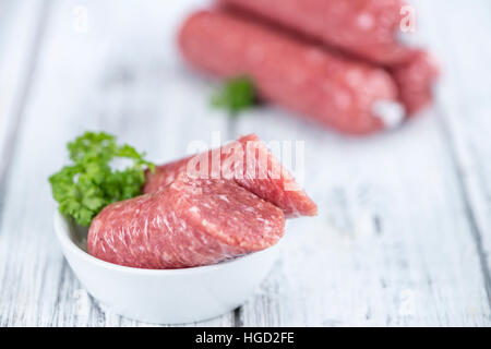 Di carne macinata di maiale salsiccia (cucina tedesca; messa a fuoco selettiva) su sfondo di legno Foto Stock