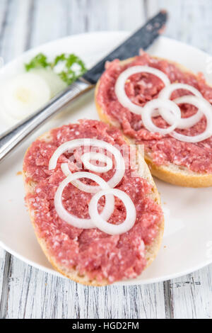 Fresche fatte Bun con Mett (messa a fuoco selettiva) su un vecchio tavolo in legno Foto Stock