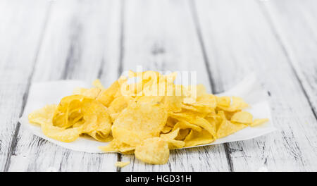 Il formaggio e la cipolla Potato Chips su un sfondo vintage come dettagliato di close-up shot (messa a fuoco selettiva) Foto Stock