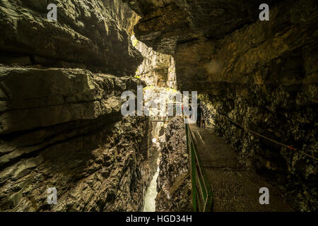 Percorso a piedi attraverso la gola Breitachklamm, Kleinwalsertal vicino a Oberstdorf, Oberallgäu, Baviera, Germania Foto Stock