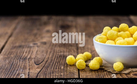 Palline di formaggio in legno rustico sfondo (close-up shot) Foto Stock