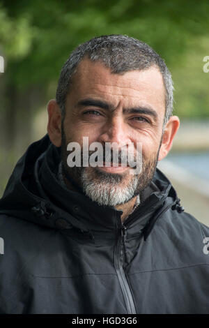 Uomo Barbuto sorridere all'aperto Foto Stock