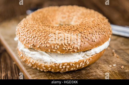 Fatta fresca crema di formaggio bagel (messa a fuoco selettiva; close-up shot) Foto Stock