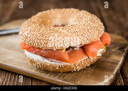 Fresche fatte Bagel con Salmone (messa a fuoco selettiva; dettagliati di close-up shot) Foto Stock