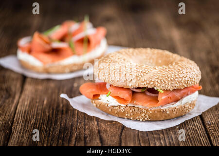 Fresche fatte Bagel con Salmone (messa a fuoco selettiva; dettagliati di close-up shot) Foto Stock