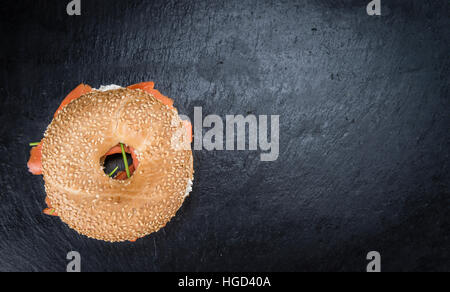 Fresche fatte Bagel con Salmone (messa a fuoco selettiva; dettagliati di close-up shot) Foto Stock