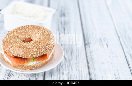 Fresche fatte Bagel con Salmone (messa a fuoco selettiva; dettagliati di close-up shot) Foto Stock