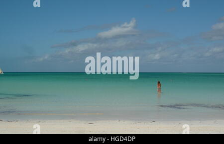 Caraibi, camminando lungo la spiaggia Foto Stock