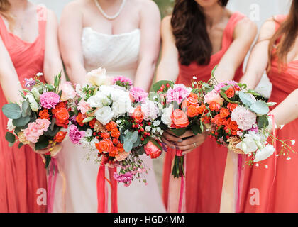 Damigelle e sposa bouquet tiene in mano. Foto Stock