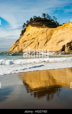 Oceano onde lavare il Cape Kiwanda Beach sulla costa dell'Oregon area della Città del Pacifico. Foto Stock