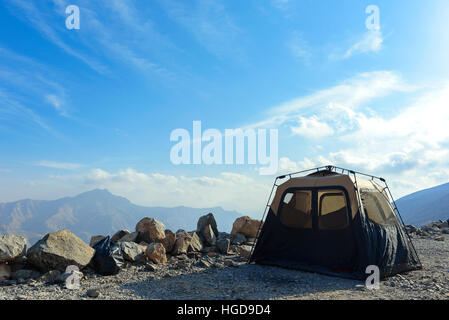 Bellissima vista del Jebel Al Jais Montagna in Ras Al Khaimah con tenda da campeggio. Foto Stock