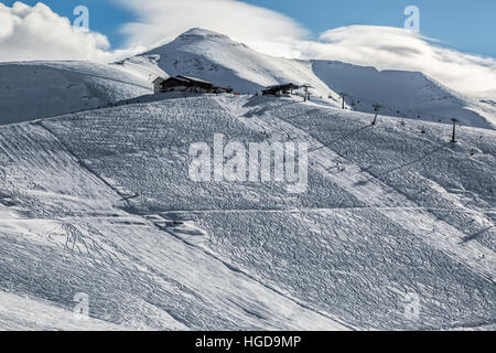 Dominio sciistico situato in alta quota nelle Alpi nel massiccio del Beaufortain in Alta Savoia vicino a Mont Blanc. In lontananza si vede Mont Joly picco a Foto Stock