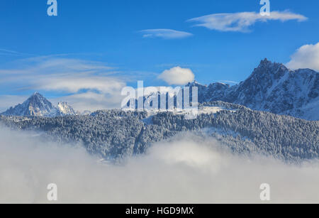 Alte cime delle montagne (Aiguille du Midi 3842m e Aiguille du plan 3673m) sopra le nuvole nel massiccio del Monte Bianco nelle Alpi francesi. Foto Stock