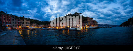 Drammatica cielo nuvoloso sopra la città di Portofino, Liguria, Italia Foto Stock