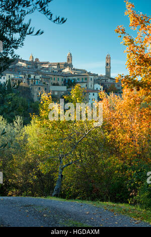 Vista autunnale della città medievale di Montalcino, Toscana, Italia Foto Stock