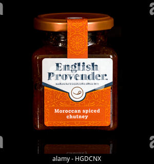 Vasetto di inglese foraggio marocchino Chutney speziato su sfondo nero Foto Stock