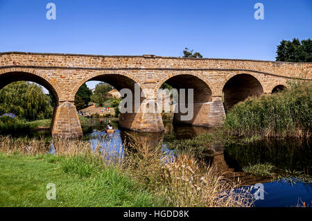 L'iconico Richmond Bridge sulla luminosa giornata di sole. La Tasmania, Australia Foto Stock