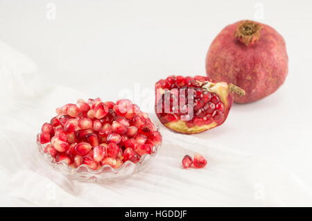 Freschi maturi melograno su sfondo bianco Foto Stock