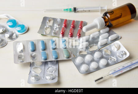 Mazzetto di attrezzature mediche sul tavolo Foto Stock