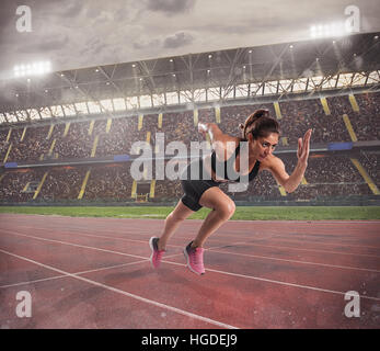 La donna corre in una gara per lo stadio Foto Stock