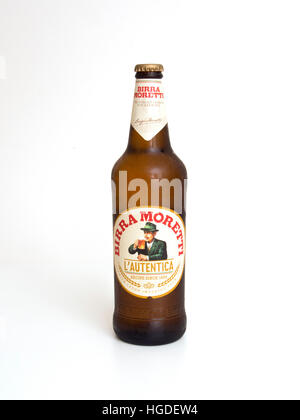 660ml bottiglia di Birra Moretti autentica birra italiana sullo sfondo bianco Foto Stock