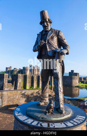 Il Galles, Glamourgon, Caerphilly, Statua del comico e Mago Tommy Cooper e il Castello di Caerphilly Foto Stock