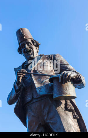 Il Galles, Glamourgon, Caerphilly, Statua del comico e Mago Tommy Cooper Foto Stock