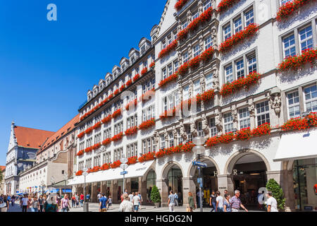 In Germania, in Baviera, Monaco di Baviera, Neuhauser Straße Shopping Street Foto Stock