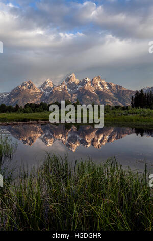 WY01992-00...WYOMING - La gamma Teton riflessa nel fiume Snake visto dal Schwabacher sbarco nel Parco Nazionale di Grand Teton. Foto Stock