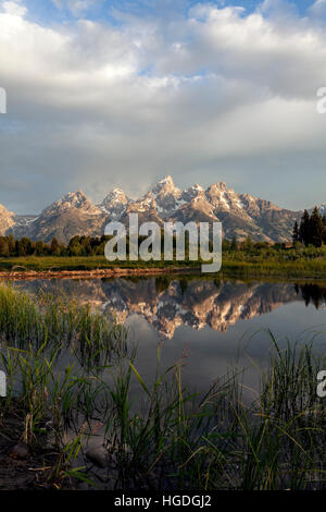 WY01993-00...WYOMING - La gamma Teton riflessa nel fiume Snake visto dal Schwabacher sbarco nel Parco Nazionale di Grand Teton. Foto Stock