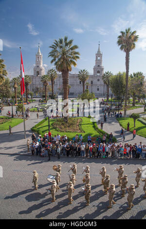 Parata militare sulla Plaza des Armes in Arequipa, Foto Stock