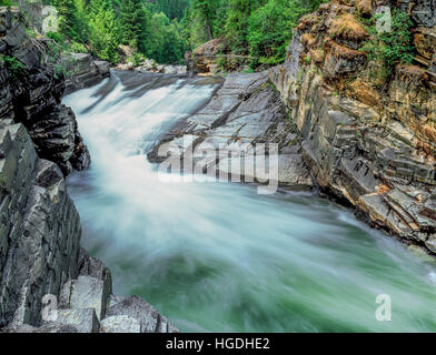 Yaak cade sul fiume yaak kootenai nella foresta nazionale vicino a Troy, montana Foto Stock