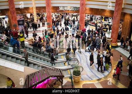 Gli amanti dello shopping a Selfridges Intu Manchester Trafford Park Foto Stock