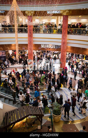 Gli amanti dello shopping a Selfridges Intu Manchester Trafford Park Foto Stock