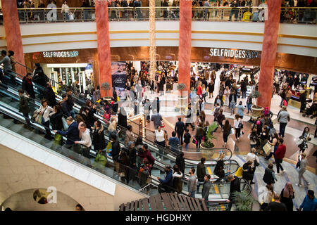 Gli amanti dello shopping a Selfridges Intu Manchester Trafford Park Foto Stock