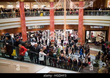 Gli amanti dello shopping a Selfridges Intu Manchester Trafford Park Foto Stock