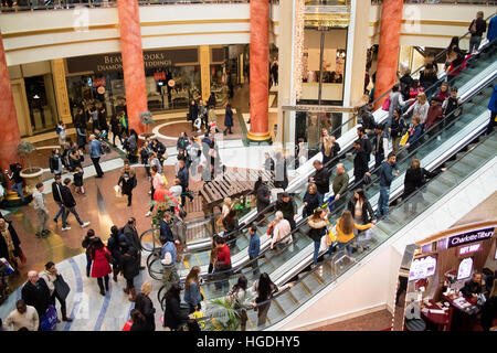 Gli amanti dello shopping a Selfridges Intu Manchester Trafford Park Foto Stock