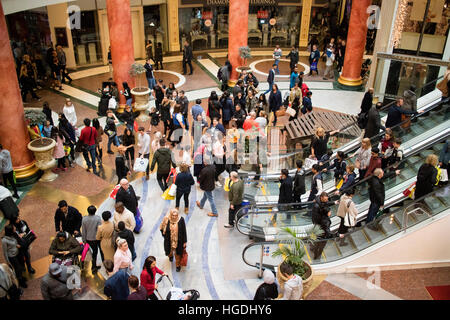 Gli amanti dello shopping a Selfridges Intu Manchester Trafford Park Foto Stock