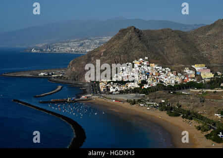 Playa de Las Teresitas, San Andres, con Santa Cruz Tenerife, Isole Canarie, Spagna Foto Stock