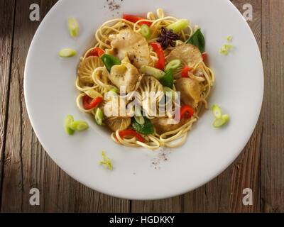 Giallo funghi Oyster stir fry con tagliatelle, gestire tout, pepe rosso, cipolline e anice Foto Stock