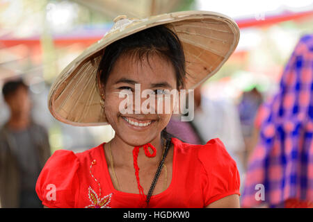 Locali di donna con cappello di paglia e Thanaka incollare sul suo viso sorridente, Mandalay Myanmar Foto Stock