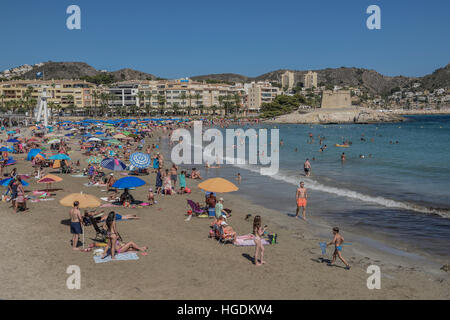 Platja de spiaggia di L'Ampolla con fortezza, Moraira, Alicante, Costa Blanca, Spagna Foto Stock